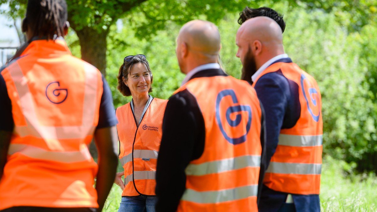 Gruppe mit Warnweste und Logo